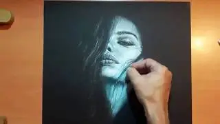 pintando en papel negro, retrato mujer