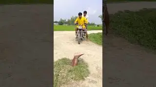 Suddenly I saw feet on the road. 3