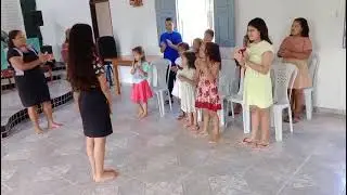 A nossas crianças cantando os parabéns pra nossa regente que Deus abençoe muito a Emili 