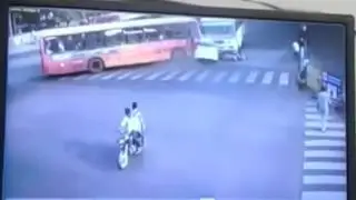 AMTS bus accident near nehru bridge of Ahmedabad | AMTS Accident Video
