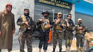 Los talibanes campan a sus anchas por el aeropuerto de Kabul tras la retirada de EEUU
