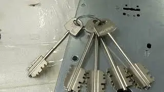 Italian lock ISEO FIAM picking by locksmith magic key impression tool