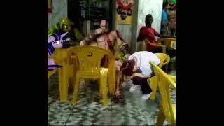 (audio abafado) j&aacute; que me ensinou a beber - Bar&otilde;es da pisadinha - personagens no bar