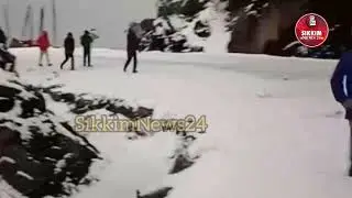 80 tourist vehicles got stuck while returning from Tsongu Lake and Nathula due to heavy snowfall