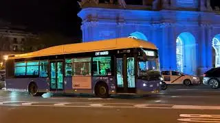 Circulación de autobuses por la Puerta de Alcalá en Navidad