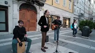 Un signore di passaggio canta in strada