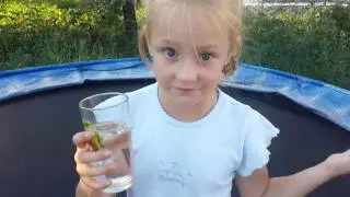 Маша прыгает на батуте, делает кувырки и многое другое