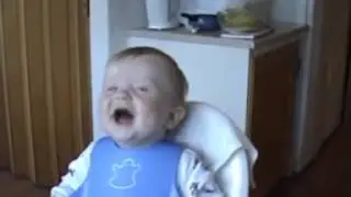 bebe poseido por la risa