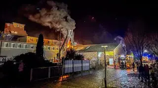 Kaminbrand entwickelt sich zu ausgebreitetem Werkstattbrand - Flammen schlagen aus Dach