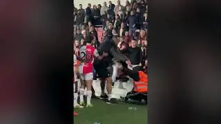 Dohra derby. Incident fanou&scaron;ků při děkovačce Slavie