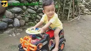 Zafata Naik Mobil Mobilan Mainan Anak sampai terjatuh