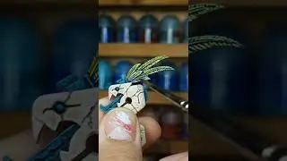 Painting feather details on #warhammer #seraphon saurus warriors #miniaturepainting #paintingminis