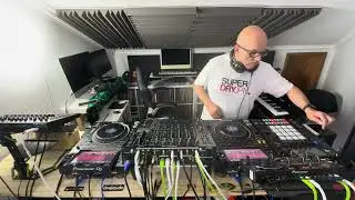 DJ SONIC G testing HOWLER Streamer device