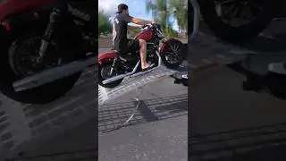 Как позер загружает свой мотоцикл Harley Davidson...