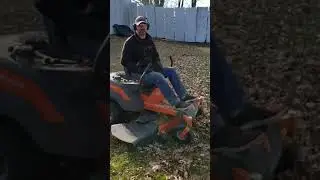 Мульчирование листьев с помощью Husqvarna Z254 Zero Turn в Super X Power в Милаке, штат Миннесота