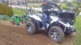 Praca w polu Quadem Linhai 500 4x4 robienie rzędów.