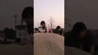 Bi, Maika & Tit play with sand-2