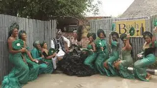 Couples and brides maid outdoors Photoshoot #pose #bts #eventplanners #coronaintlevents