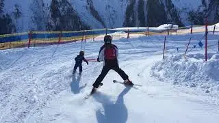 2-j&auml;hriger lernt Ski fahren
