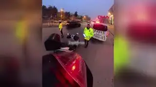 Traffic police gave gloves to a courier whose hands were shaking from the cold