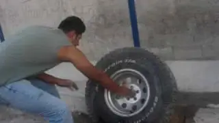 INFLANDO UNA LLANTA CON GASOLINA!!