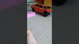 Раллийка едет по препятствиям