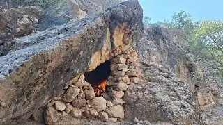 Survival and bushcraft trekking in the nomadic highlands, overnight stay in a rock shelter 2025 life