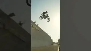 Dirt bike takes over the city with Skrany! #youtubeshorts #shortvideo