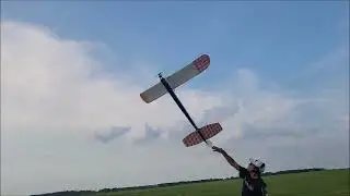 Полет на невероятном газоэлектрическом самолете Sunstreak 690 для свободного полета.