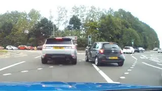 Smart car loses to Range Rover 🤣