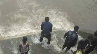 fatehsagar jhil per machhi maarte hue yah log aur sari machis Ande per hai koi lakadi se maarta hua😭