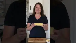 Quick trick to easily cut a corn cob #tips #corn #kitchenhacks
