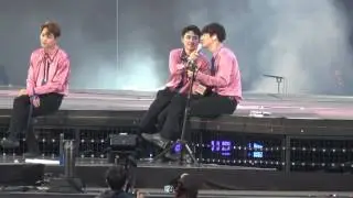 170528 The EXO'rDIUM dot - 절친즈 (찬열, 디오) 마이크 대주기
