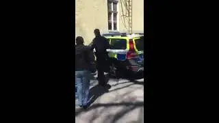 Elev omh&auml;ndertas enligt LVU p&aring; skolg&aring;rd framf&ouml;r sina kamrater!