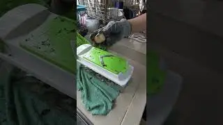 Peeling water chestnuts using one hand