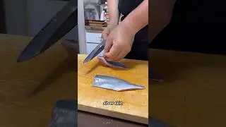 Fillet a horse mackerel with a Sushi Chef 🇯🇵🍣 #japan #sushi