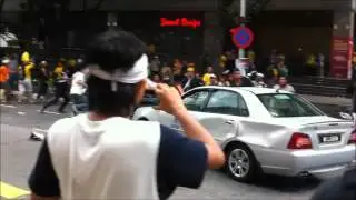 Bersih 428 - slow motion -POLICE CAR hit people