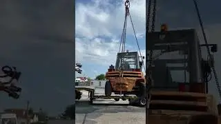 Unloading a Forklift with an big US Army Crane