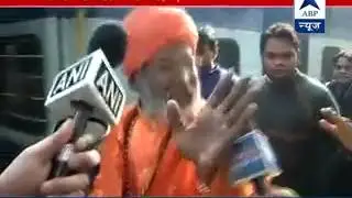 Sakshi Maharaj runs from media persons l Says no notice received after pushing away mics