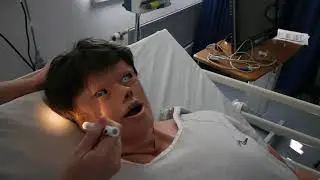 OSCE assessing pupil reactions in a deteriorating patient