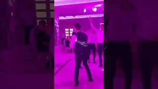 Жених круто зажигает на свадьбе. Mirele dansează mișto la nunta.