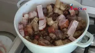 Tochitura din carne de porc gen pomana porcului, cu organe și mezeluri