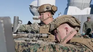 Морские пехотинцы и моряки обеспечивают оборону на борту линкора USS Portland.