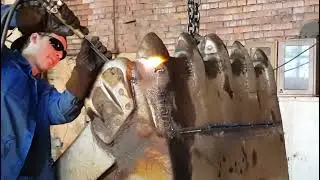 замена ножа на ковше видео / Installing A cutting Edge On An Excavator Bucket