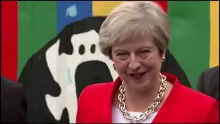 Тереза Мэй танцует под песню 