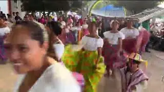 Bailándole Las Indias En El Festeja Ala Virgen De Guadalupe En Las Tinajas Gro 