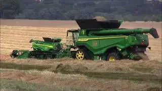 2x JOHN DEERE X9 1100 skördar gräsfrö på Svenstorps Gods ( del 2 )
