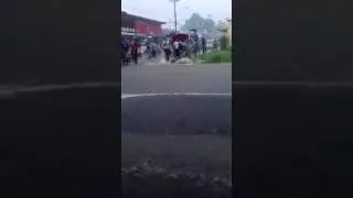 Mujer cae en una cuneta durante desfile en Bugaba