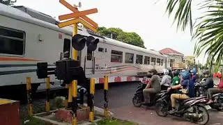 PALANG PINTU PERLINTASAN KERETA API JL LAYUR SEMARANG - KA CIREMAI