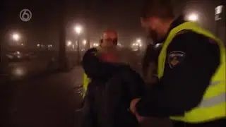 Jongen scheldt agent uit en krijgt nek klem! - De Overtreders
